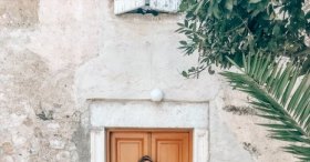 Kotor'da renkli kapılar